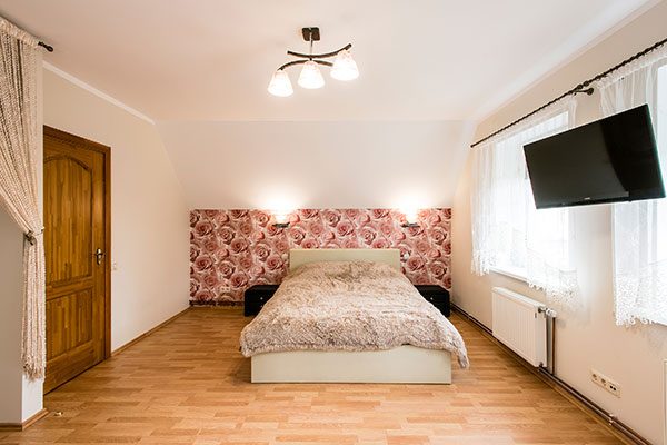 Nakšņošana Siguldā, rožu numurs, istaba viesu mājā